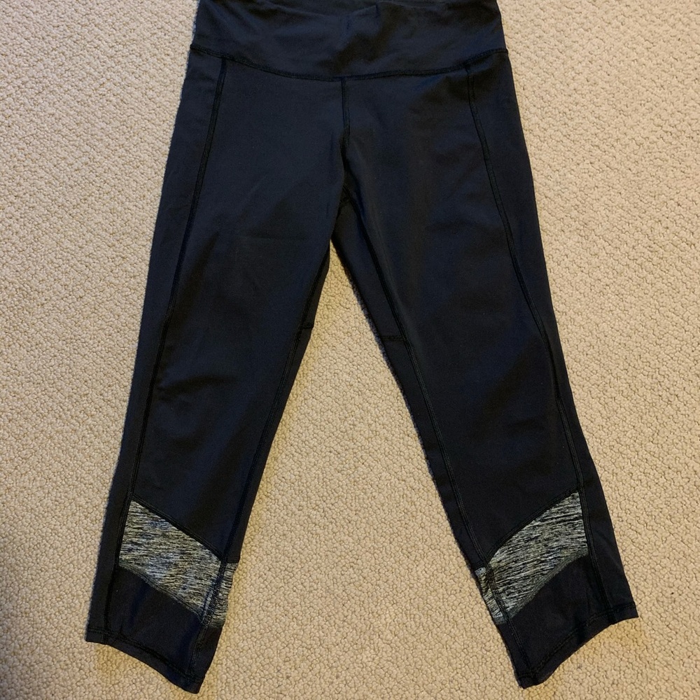 Lululemon crops with mesh size 6
